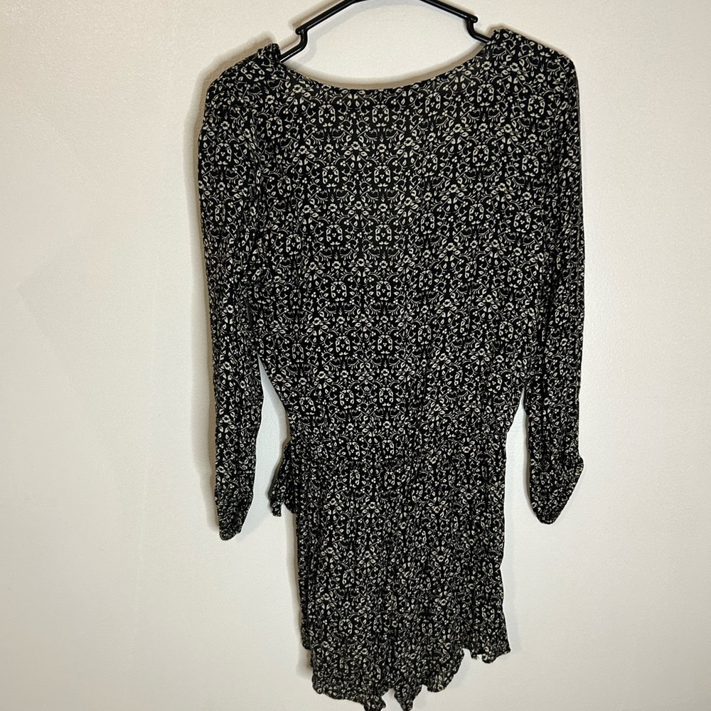 American Eagle Outfitters Black V Neck Vouse - Picture 5 of 5
